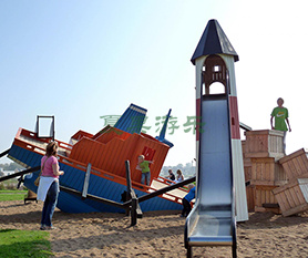 儿童木质沉船造型滑梯